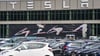 Der Haupteingang zur Fabrik der Tesla Gigafactory.