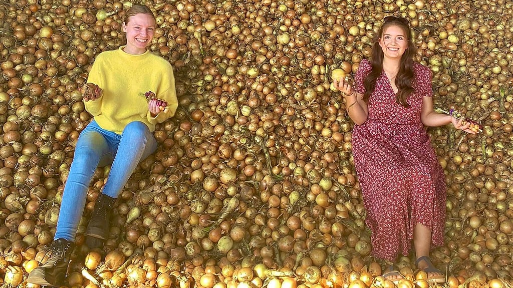 Bollenkönigin Hannah I. (rechts) und Prinzessin Constance I. nehmen hier ein Bad in den Bollen in der Bollenhalle am Stadtrand.