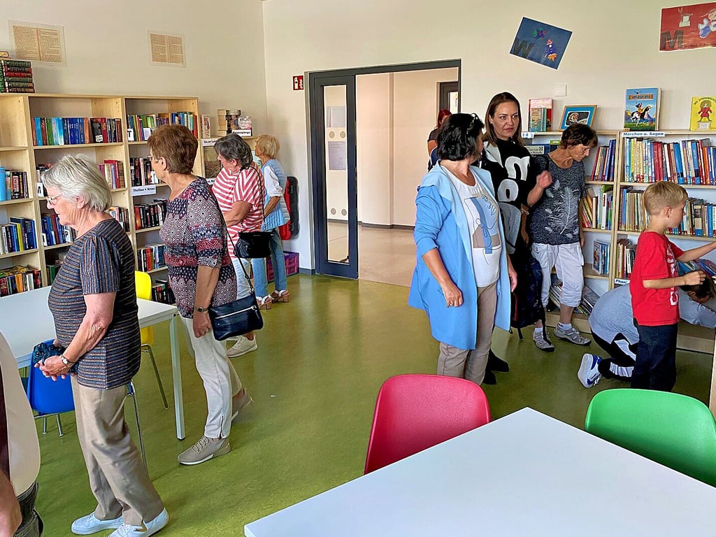Nach der feierlichen Eröffnung bestaunen die Gäste die gesammelten Werke der neuen Gemeindebibliothek in Welsleben.