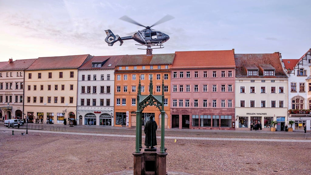 Ein Hubschrauber der Bundeswehr landet um 7.30 Uhr auf dem Marktplatz in Wittenberg.