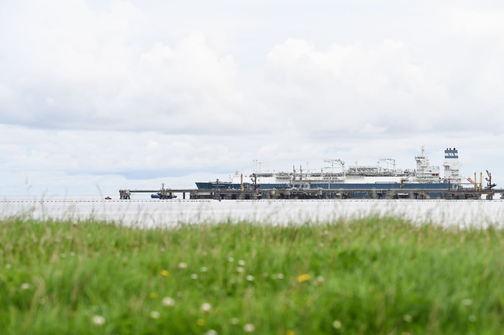 Das LNG-Terminalschiff "Höegh Esperanza" an ihrem Liegeplatz im JadeWeserPort.