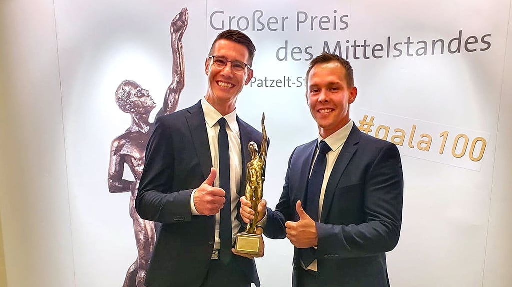 Sebastian Leuschner (l.) und Marc Jäger, Geschäftsführer von WK Hydraulik Walter + Kieler, nehmen den „Großen Preis des Mittelstandes 2023“ für Sachsen-Anhalt entgegen.