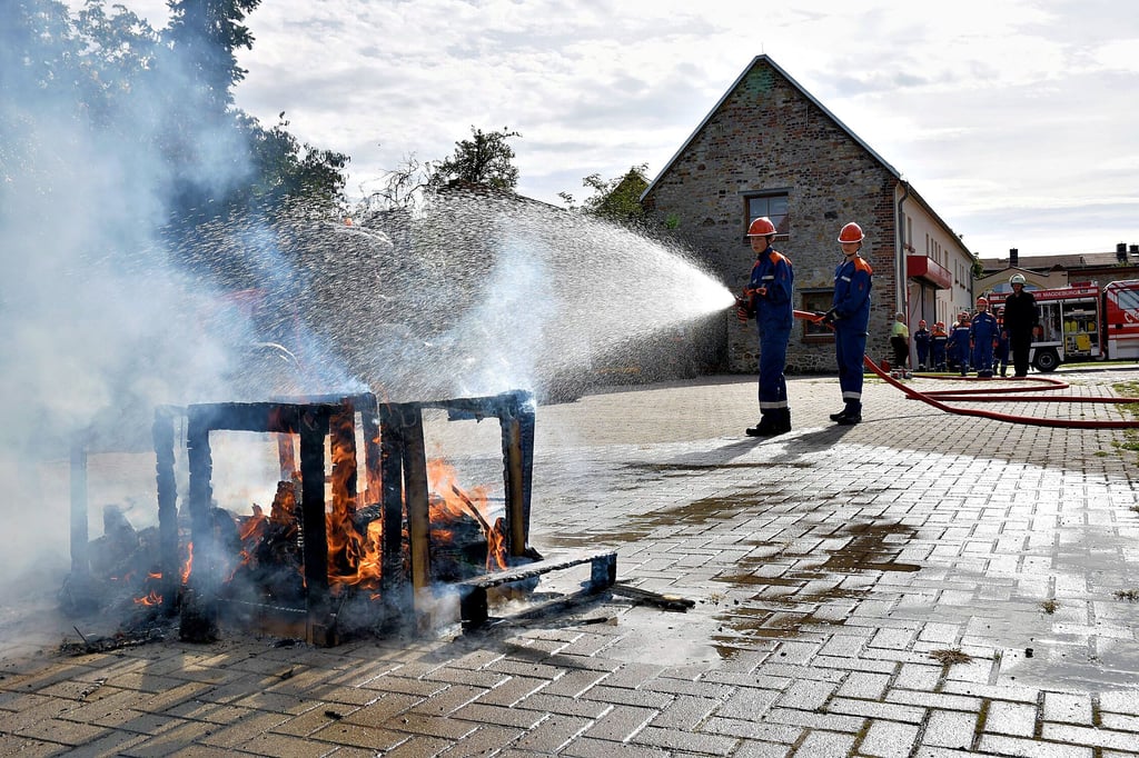 Bei einer Übung im Rahmen eines 24-Stunden-Dienstes löschen die Mitglieder der Pechauer Jugendfeuerwehr einen Brand auf dem Gemeindehof.