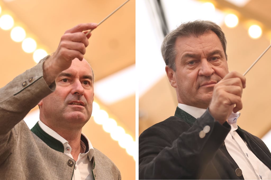 Hubert Aiwanger und Markus Söder dirigieren unabhängig von einander die Stadtkapelle auf der Michaelismesse Ende August in Miltenberg.