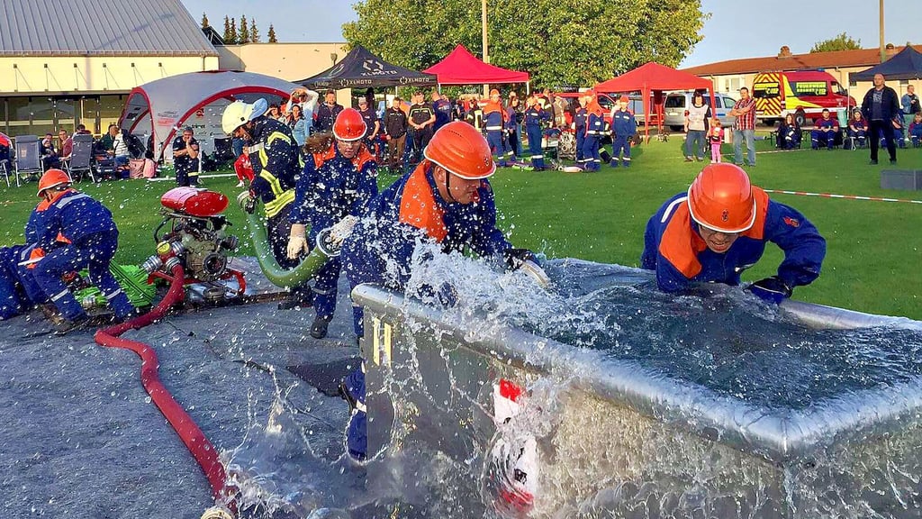 Ordentlich nass ging es beim Flutlichtpokal in Nachterstedt zu. Hier ist die Jugendwehr von Gatersleben am Start.