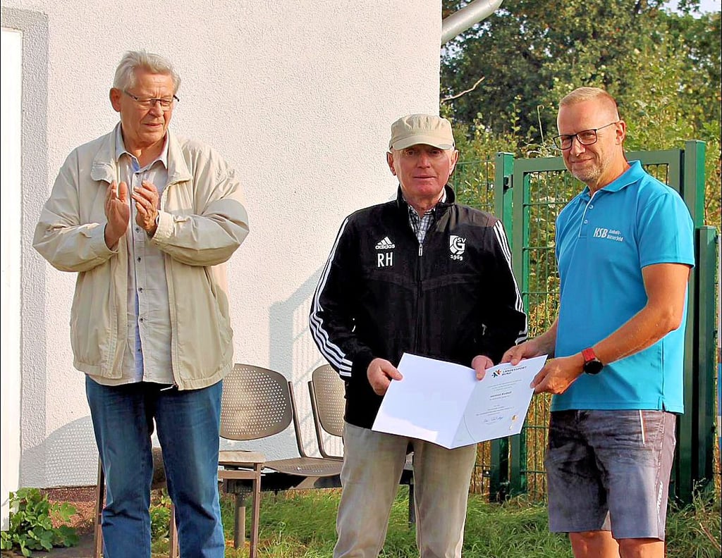 Helmut Hartmann (l.) überreichte Helmut Rudolf als Vertreter des Kreisfachverbandes Fußball ABI die Ehrennadel des FSA in Gold. Uwe Tonat (r.), Geschäftsführer des KSB ABI, gratulierte dem Jubilar mit der Ehrennadel des Landessportbundes in Gold.