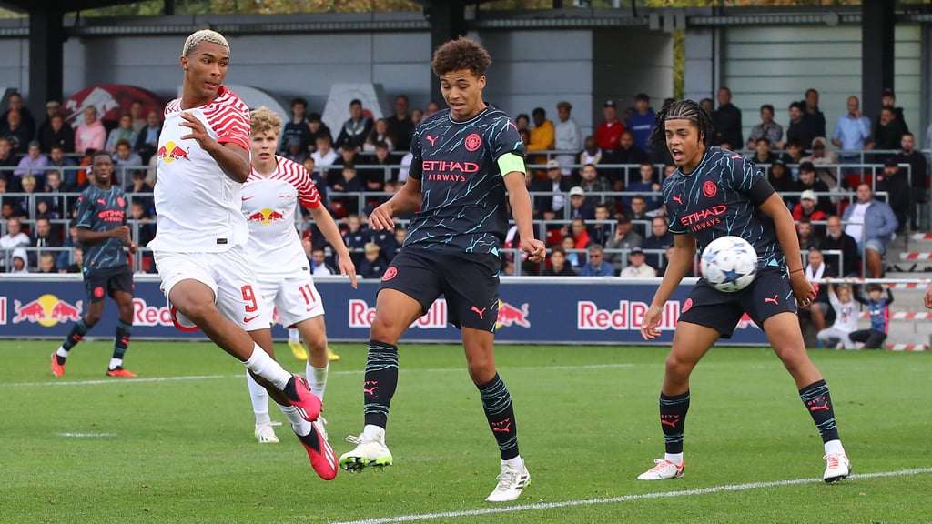Yannick Eduardo trifft in dieser Szene zum 1:0 für RB Leipzig gegen Manchester City in der Youth League.