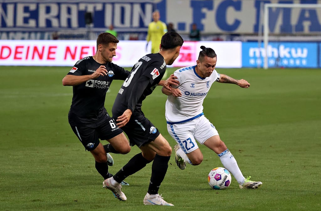 Im Heimspiel des 1. FC Magdeburg gegen Paderborn ging Baris Atik (rechts) noch gegen gleich zwei Gegenspieler ins Dribbling, nun muss er einmal aussetzen.