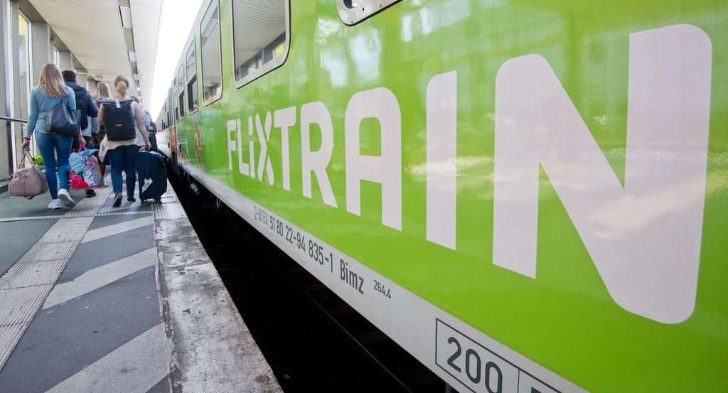 Ein FlixTrain hält auf der Verbindung Berlin - Köln im Hauptbahnhof Hannover.