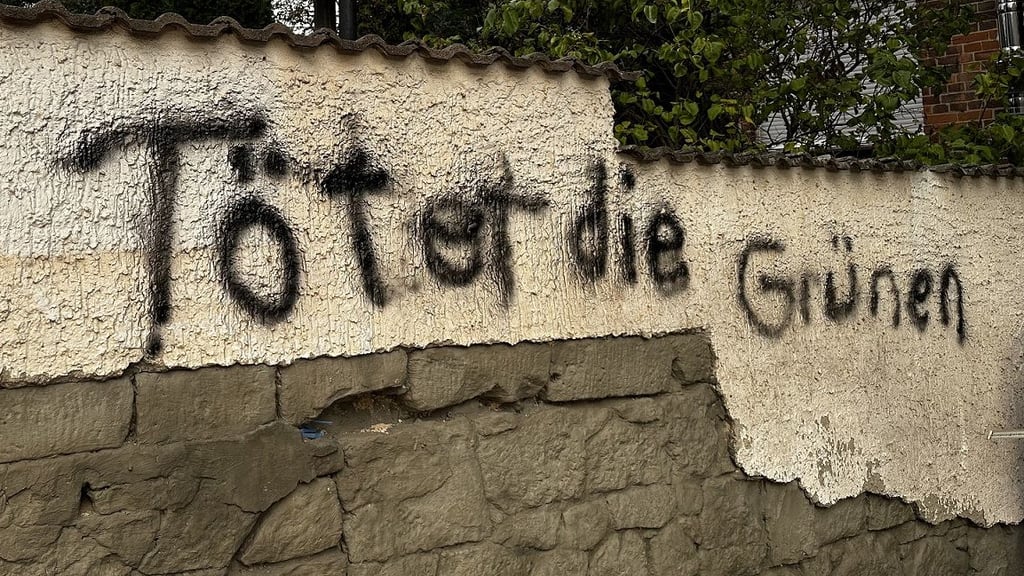 Mordaufruf in Ballenstedt: Ein vier Meter langer Schriftzug ruft zur Tötung "grüner" Politiker und Anhänger auf. Foto: