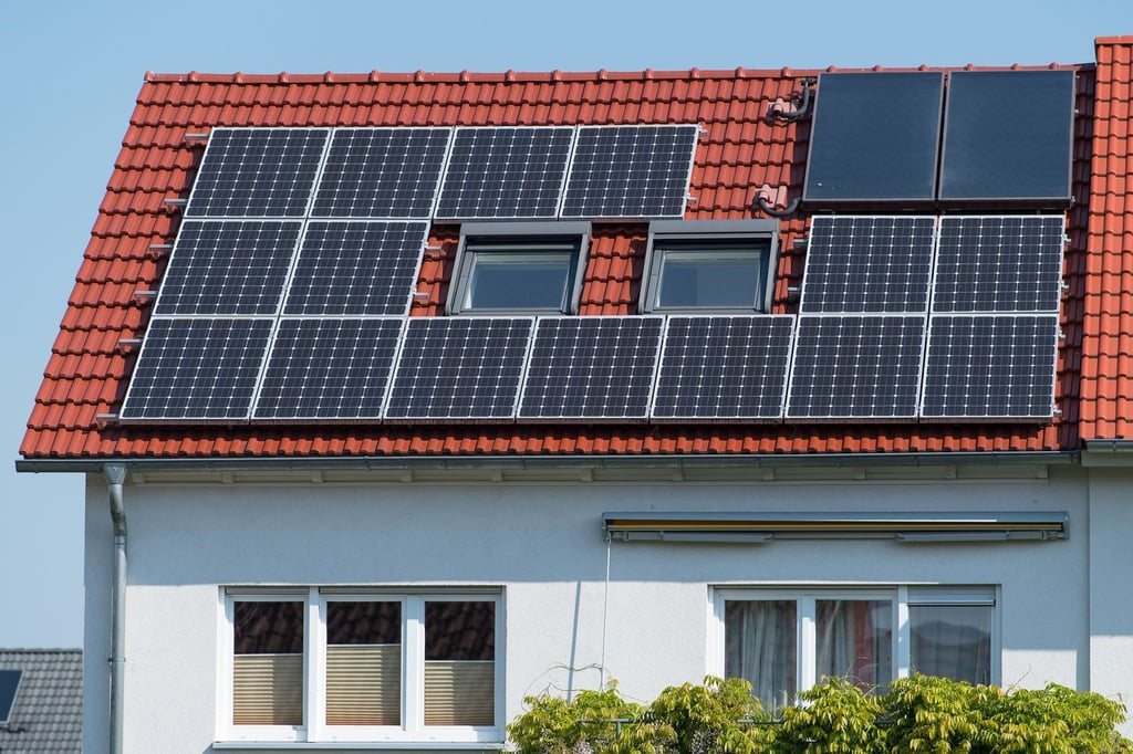 Auch kombinierbar: Solarthermie- und Photovoltaikzellen auf einem Dach.