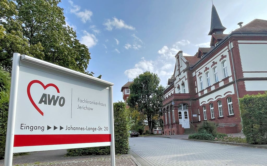 Blick auf das AWO Fachkrankenhaus Jerichow mit den medizinischen Fachabteilungen Psychiatrie, Psychosomatische Medizin und Schmerztherapie. Die Einrichtung verfügt über eine mehr als 110-jährige Tradition.