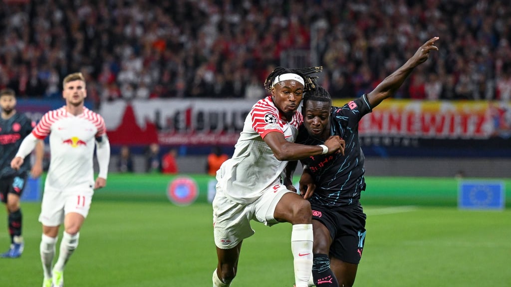 RB-Abwehrspieler Mohamed Simakan im Zweikampf mit Manchesters Doku