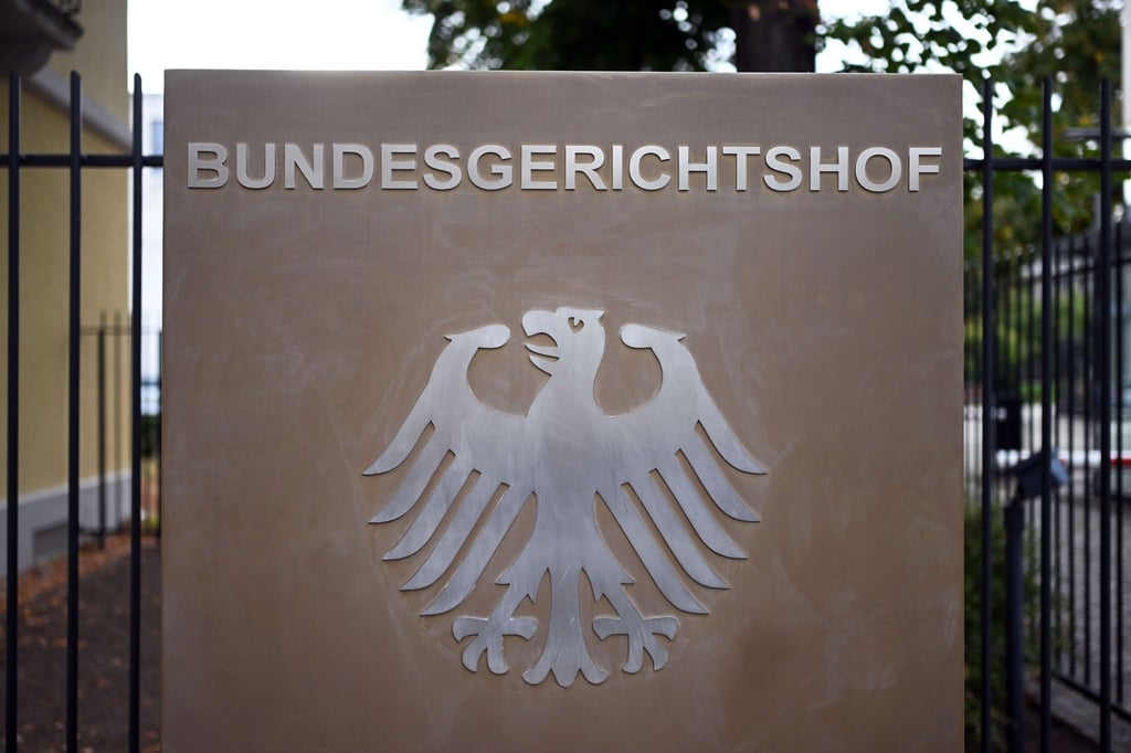 Ein Hinweisschild mit Bundesadler und der Aufschrift Bundesgerichtshof, aufgenommen vor dem Bundesgerichtshof (BGH).