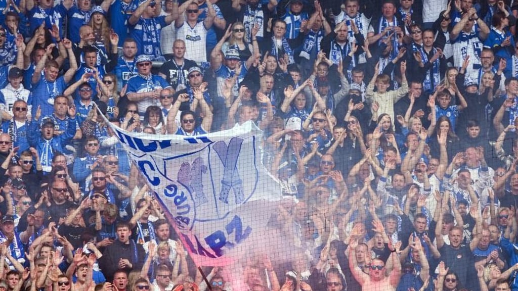 Fans von 1. FC Magdeburg (FCM) und des Karlsruher SC dürfte dieser Samstag, 7. Oktober, in schlechter Erinnerung bleiben. Denn der Hauptbahnhof Magdeburg bleibt am Wochenende geschlossen. So kommen sie doch noch ans Ziel. Symbolbild: