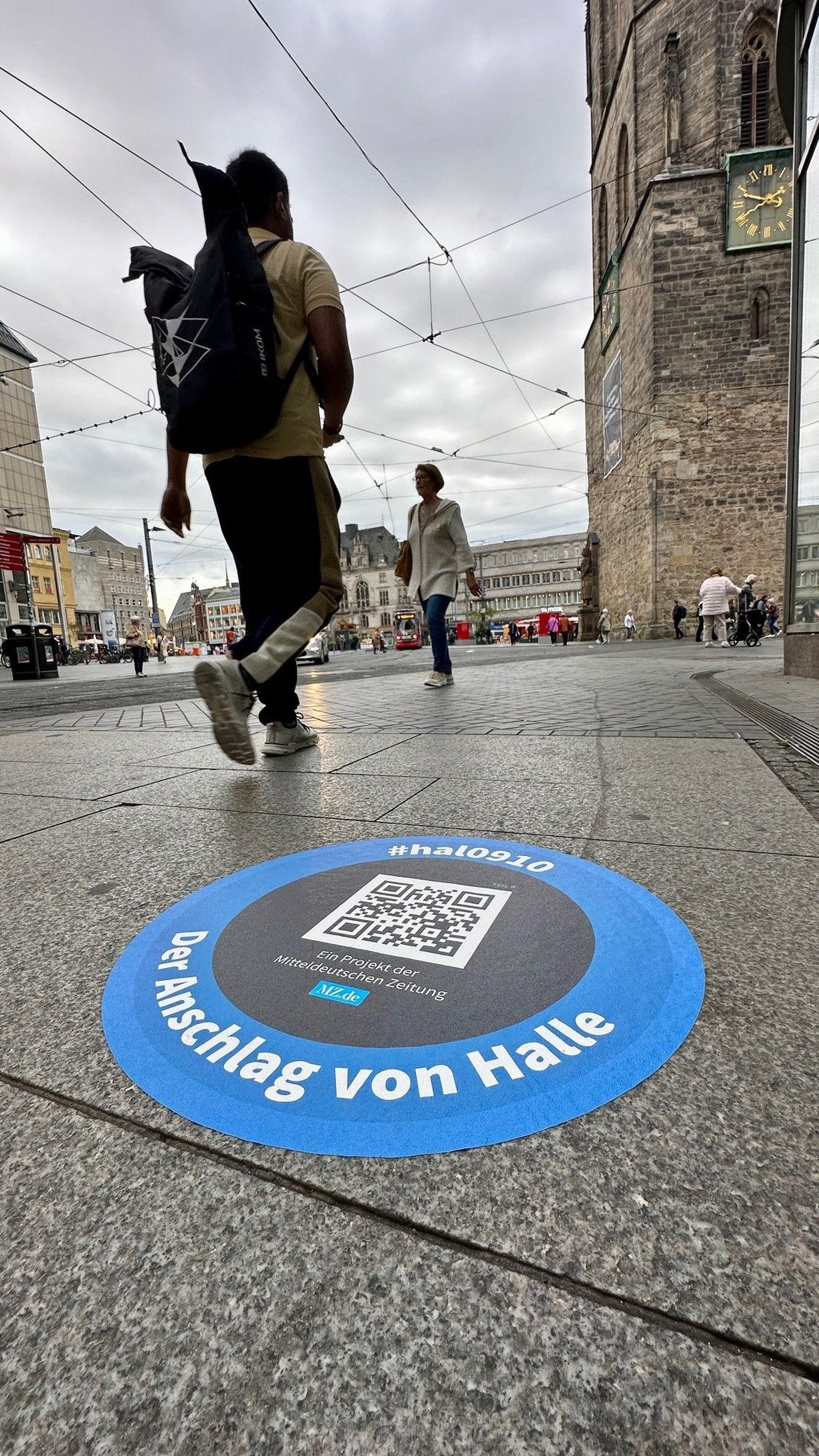 Der Bodenaufkleber zum neunten Teil der Serie ist im Kleinschmieden kurz vor dem Markt zu finden.