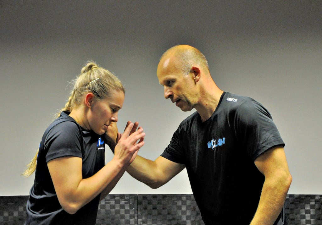 Laura Haberland mit einem Trainingspartner. Sie trainieren Verteidigungsabläufe, die so realitätsnah wie möglich nachgestellt werden.