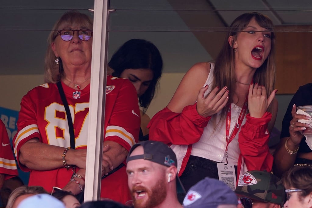 Popstar Taylor Swift (r) verfolgt mit Donna Kelce, Mutter von Travis Kelce, NFL-Spiel zwischen den Kansas City Chiefs und den Chicago Bears.