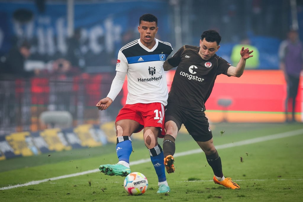 Ransford-Yeboah Königsdörffer (l) vom Hamburger SV und Manolis Saliakas kämpfen um den Ball.