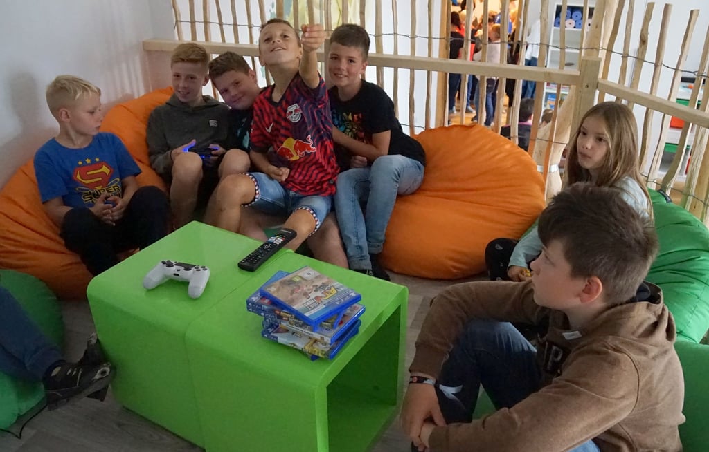 Die Plätze vor der Playstation sind begehrt.