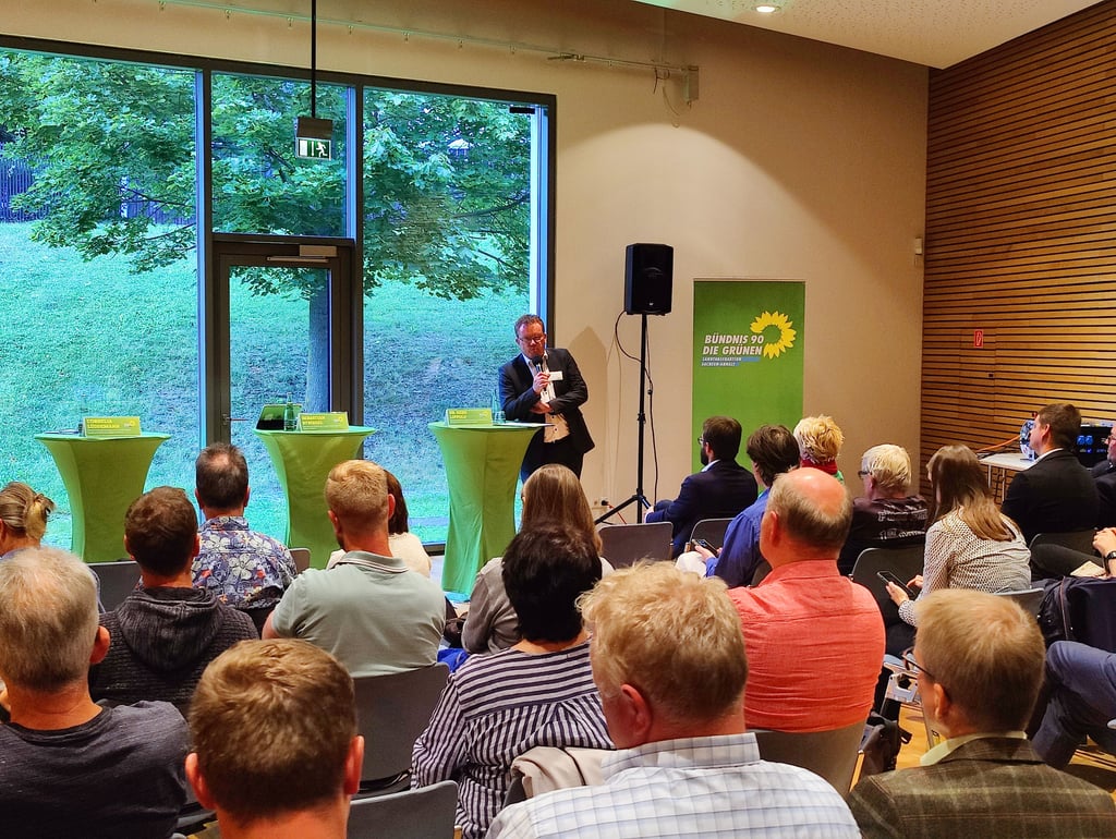 Gerd Lippold, Grünen-Staatssekretär für Energie, Klimaschutz, Umwelt und Landwirtschaft aus Sachsen, spricht im Bürgerhaus Hohenmölsen.