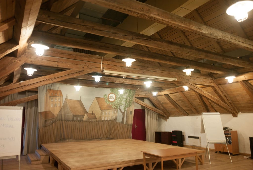 Eine Raum mit Bühne in der Magdeburger Kaserne in Terezin. In dem von den Nationalsozialisten eingerichteten Ghetto Theresienstadt wurde die Oper „Brundibar“ des Komponisten Hans Krasa mit einem Libretto von Adolf Hoffmeister zum ersten Mal am 23. September 1943 aufgeführt.