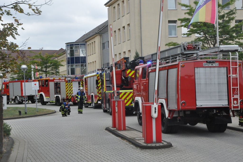Ein Großaufgebot mehrerer Feuerwehren rückte Donnerstagmittag zum Helios-Klinikum Jerichower Laqnd in Burg aus.