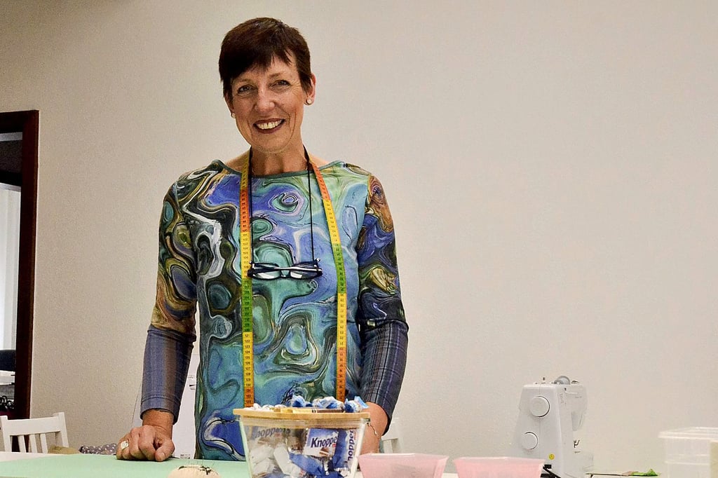 Mit ihrem Nähcafé will die Maßschneiderin Kristin Wolff Menschen in Haldensleben bei Kaffee und Kuchen zusammenbringen.