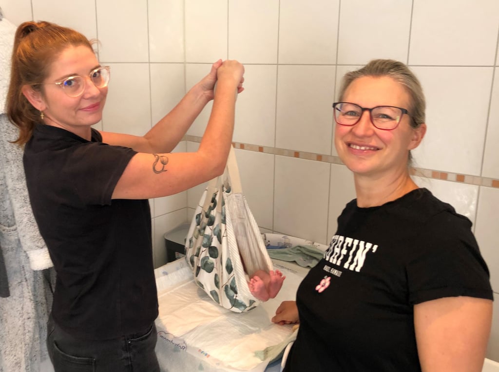 Julia Eberhard Hebamme Teuchern (l.) mit Sandy Eberhard und Baby David