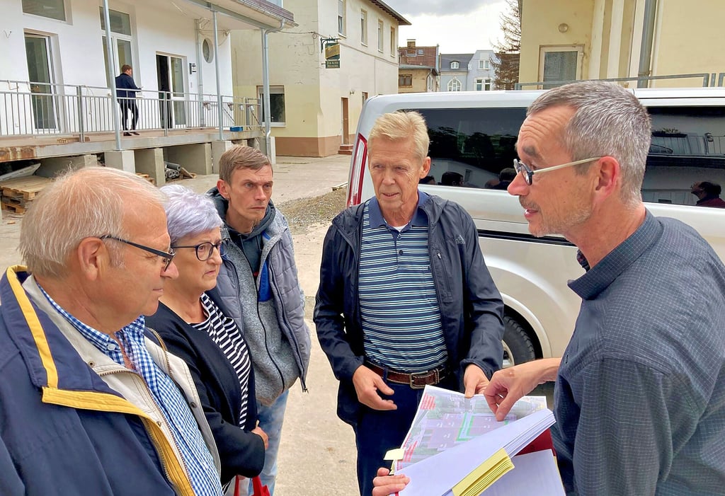 Die Bauausschuss-Mitglieder Rüdiger Ihl (von links), Christine Bittner, Christian Hackelbusch und Hartmut Zellmer lassen sich von Architekt Gregor Dellwig aus Unseburg die Umbaupläne für die ehemalige Molkerei erläutern.