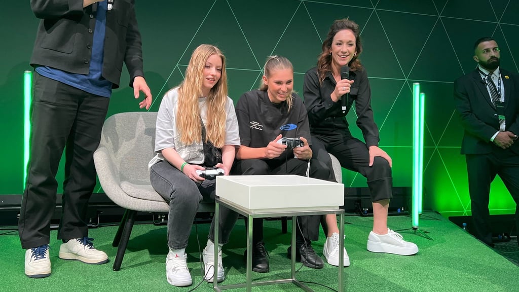 Fabienne, Jule Brand und Nadine Kessler bei einem Launch-Event von EA Sports FC 24.