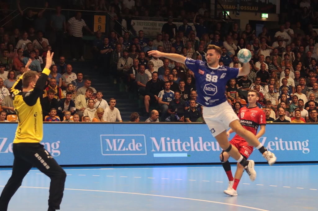Yannick-Marcos Pust (r.) in der ersten Halbzeit des Pokalspiels im Duell mit MT-Keeper Adam Morawski.