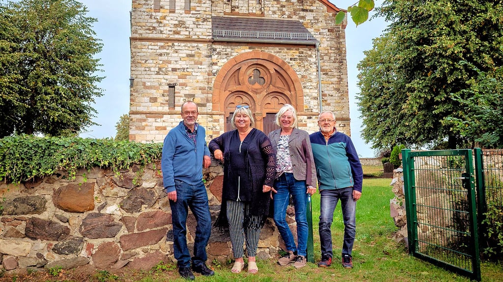 Pfarrer Michaels Seils (v.l.), Karin John, Annerose Arndt und Heinrich Wittich bemühen sich schon seit Jahren gemeinsam mit vielen anderen Karithern um die Sanierung ihrer Kirche. Im Früjhahr geht es los.