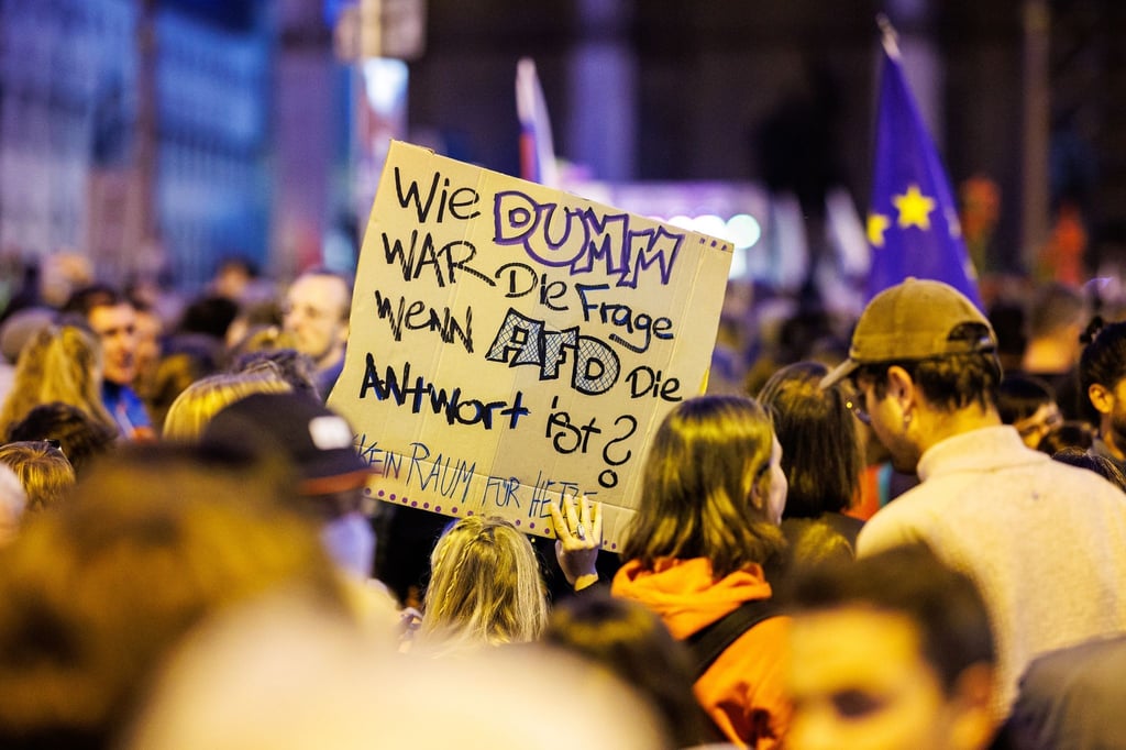Auf einer Kundgebung protestieren Menschen gegen den Rechtsruck in Bayern.