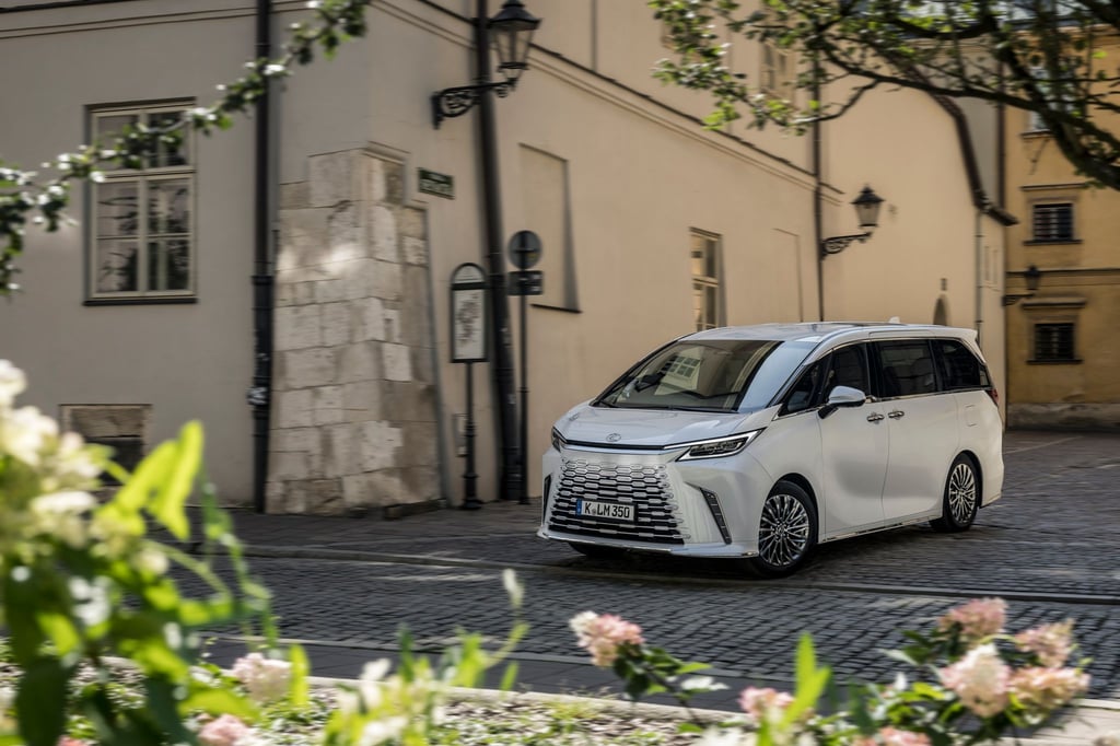Großraumlimousine mit Erste-Klasse-Charme: der Lexus LM.