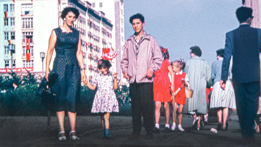 Alice Zadek (links) mit ihrer Tochter Ruth und ihrem Neffen David Hopp auf der Stalinallee in Ostberlin, um 1956; Jüdisches Museum Berlin, Schenkung von Ruth Zadek