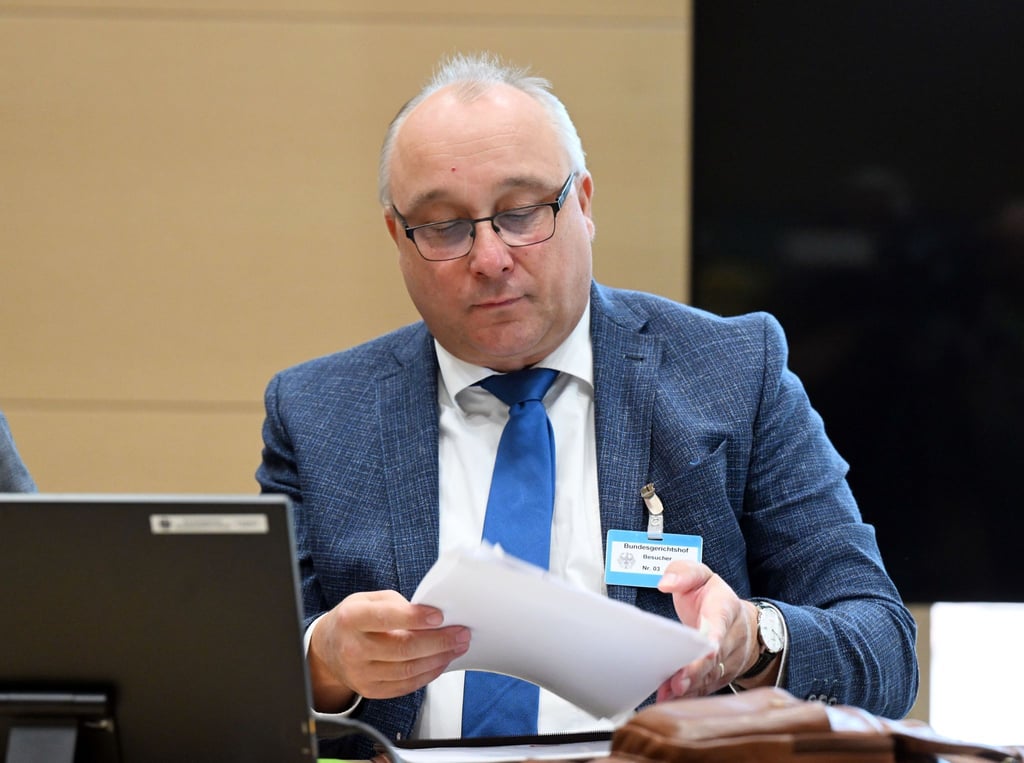 Der Ex-AfD-Bundestagsabgeordnete und Richter Jens Maier wartet im Bundesgerichtshof (BGH) auf den Beginn seiner Verhandlung vor dem Dienstgericht.