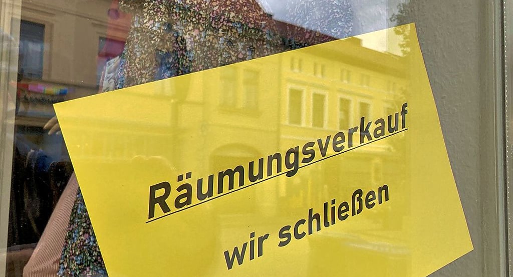In der Innenstadt von Burg ziehen sich die Betreiber einer Boutique zurück und schließen ihren Laden.