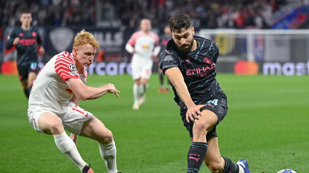 Nicolas Seiwald&nbsp;(l.) im Duell mit Josko Gvardiol.