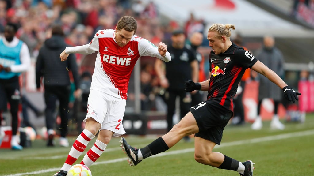 Der Ex-Leipziger Benno Schmitz (l.) wird von RB-Profi Xaver Schlager attackiert.