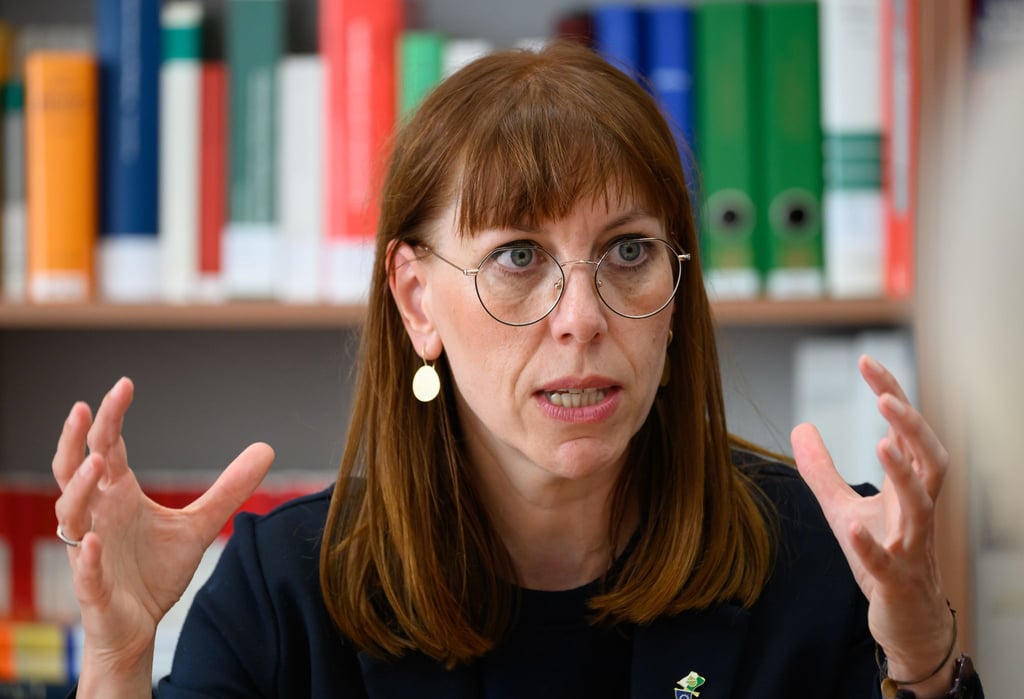 Sachsens Justizministerin Katja Meier (Bündnis90/Die Grünen) gestikuliert.