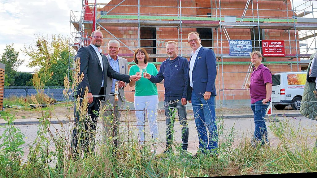 Richtfest in der Schwimmbadstraße 9: Landrat Martin Stichnoth (v.l.), Anwalt Holger Stahlknecht, Bauplaner Jeannette und Thoralf Schmitt sowie Investor Dirk Zieglschmid stoßen an. Noch ist unklar, ob die neun Wohnungen verkauft oder vermietet werden.