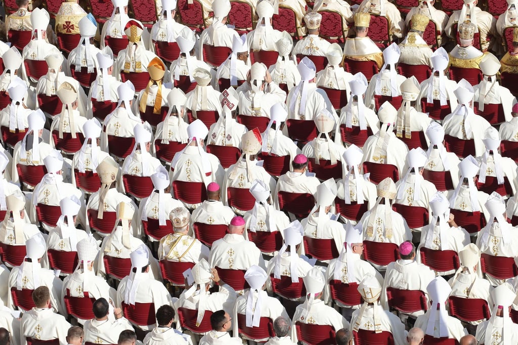 Der Papst feiert die Heilige Messe mit den neuen Kardinälen und dem Kardinalskollegium auf dem Petersplatz.