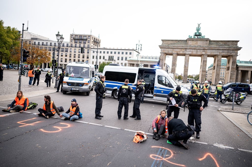 Mitglieder der Letzten Generation haben sich auf die Straße des 17. Juni vor dem Brandenburger Tor geklebt.