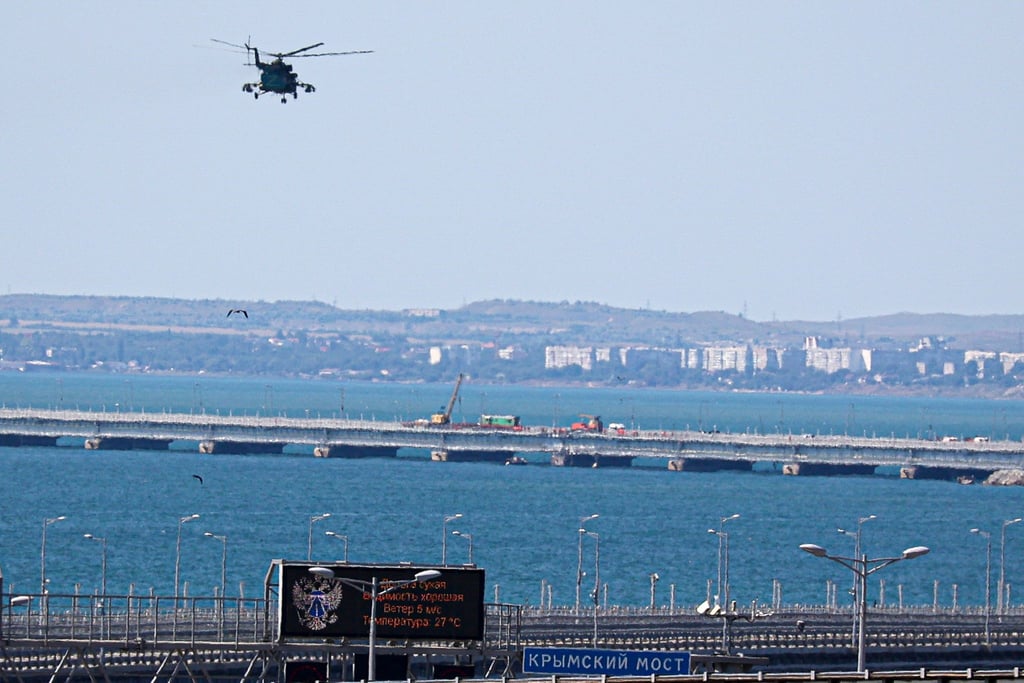 Ein russischer Militärhubschrauber überfliegt Mitte Juli die Straße von Kertsch unweit der Stadt Kertsch auf der Krim.
