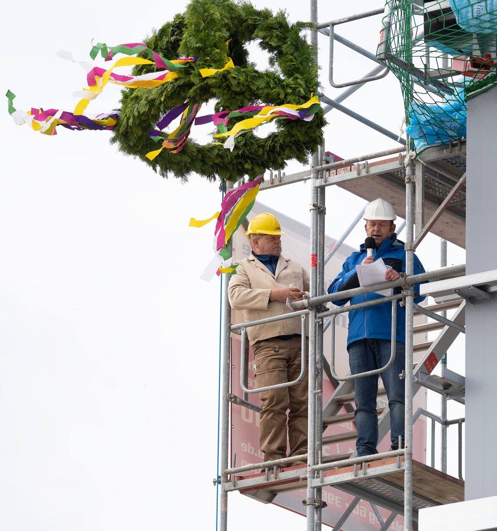 Michael Schlüter (Bauleiter Perleberger Hochbau GmbH, links) und Rüdiger Harth (Polier Perleberger Hochbau GmbH) eröffneten das Richtfest mit dem Richtspruch.