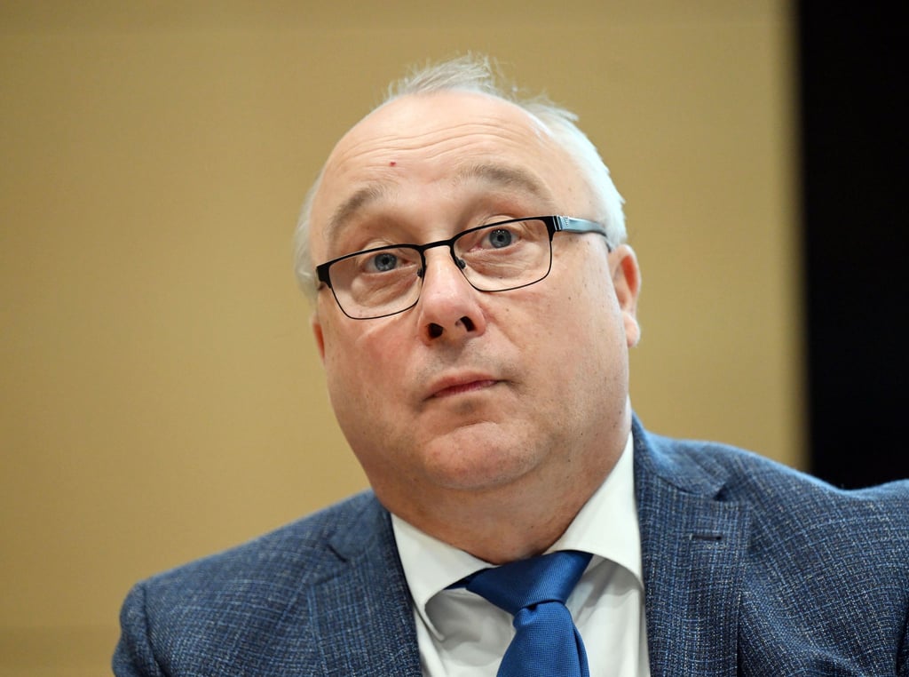 Der Ex-AfD-Bundestagsabgeordnete und Richter Jens Maier wartet im Bundesgerichtshof (BGH) auf den Beginn seiner Verhandlung vor dem Dienstgericht.