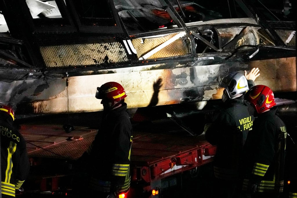 Feuerwehrleute arbeiten nach dem Busunglück an der Unfallstelle.