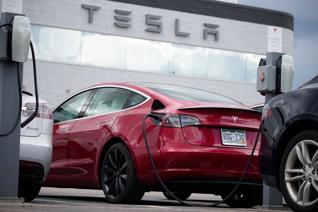 Eine Model-3-Limousine von Tesla.