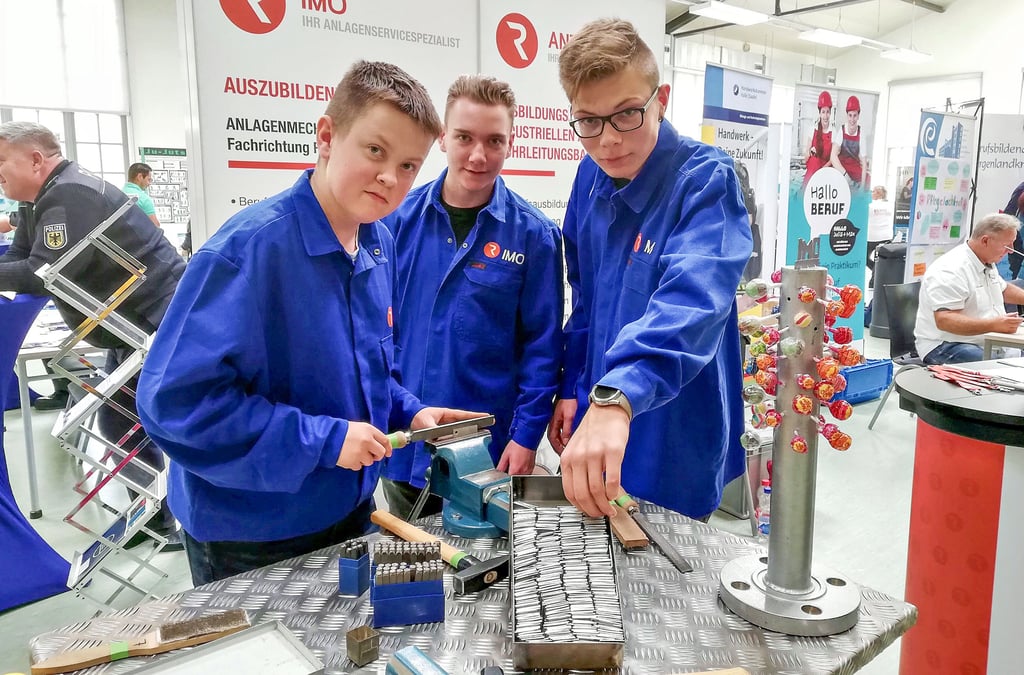 In den Zeitzer Klinkerhallen fand am Donnerstag eine Ausbildungsmesse statt. Rund 50 Aussteller und 500 Schüler waren dabei. Die Lehrlinge Dominik Fischer (von links), Luc-Niclas Junitz und Anton Riss lernen bei der Imo Merseburg und feilen Namensschilder.